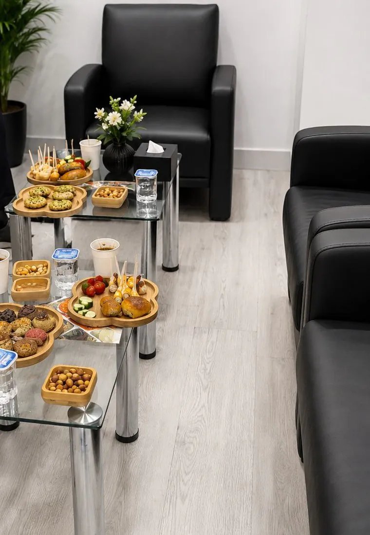 Lounge alanında sehpalara dizilmiş ikram tabakları