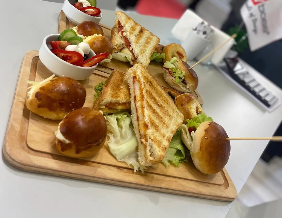 Tost, sandviç ve mini poğaçalardan oluşan servis tahtası