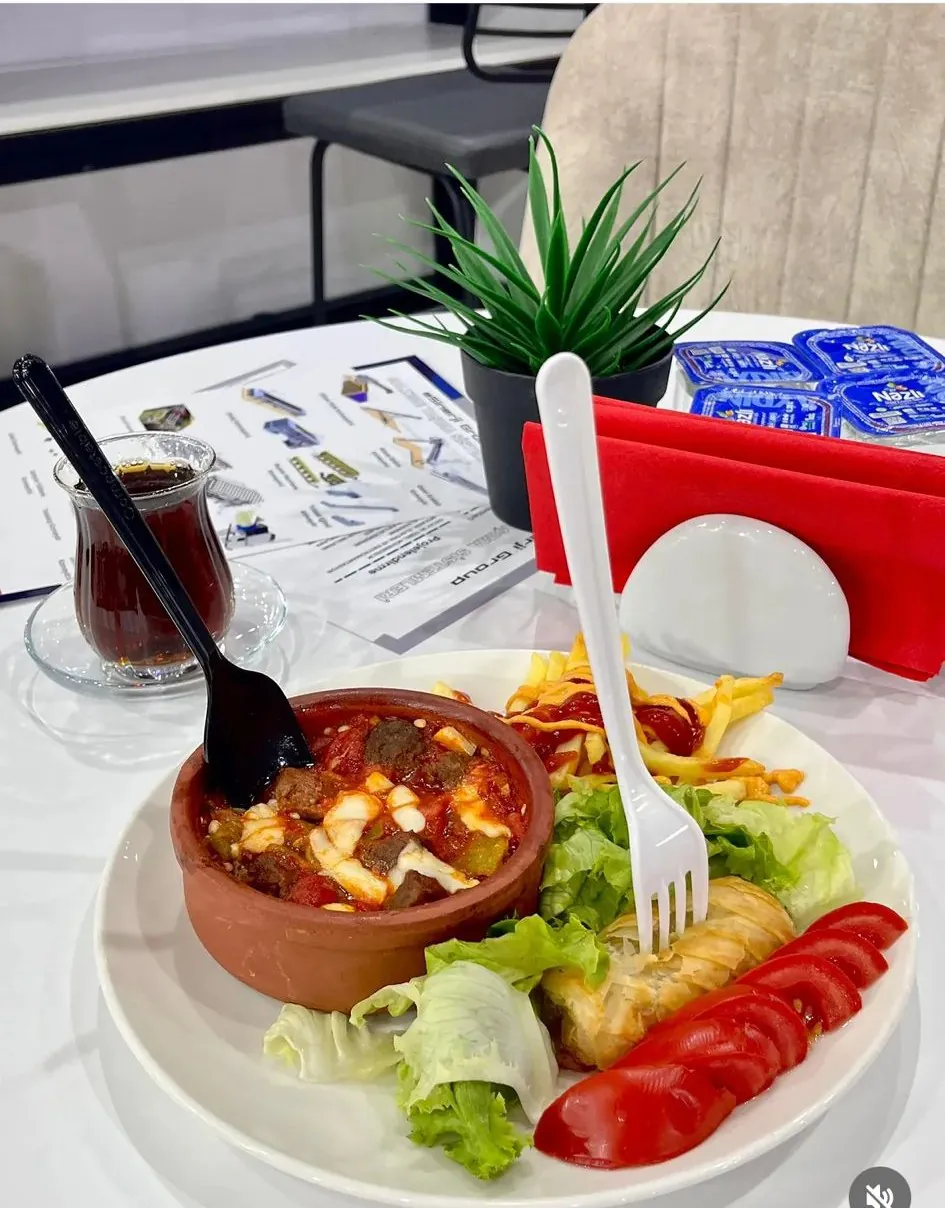 Stand masasında güveç, salata ve çay